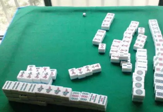 厉害了！打两圈麻将其实是有挂的(其实确实有挂)