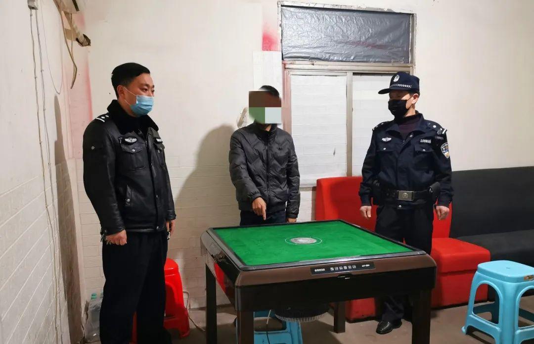 我来教教大家“别人家的麻将机几种出老千技巧 《新浪科技 讲解窍门》