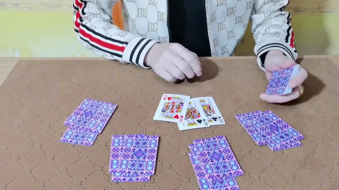 我来教教大家“普通扑克纸牌三公手法《新浪科技 讲解窍门》