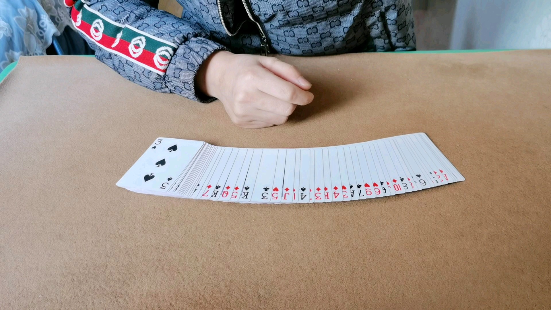 实测分享“扑克牌玩张斗牛做庄家洗牌技巧 —详细解说+新浪科技