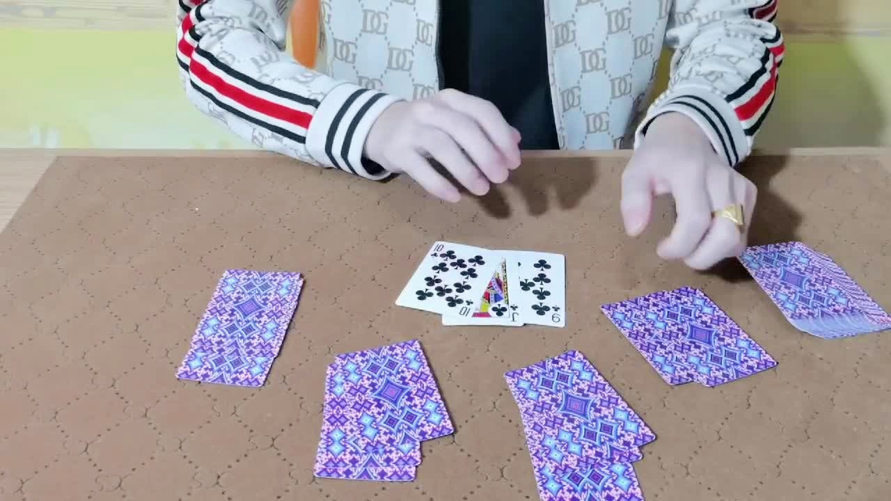 我来教教大家“普通扑克牌炸金花洗牌三招技巧《新浪科技 讲解窍门》